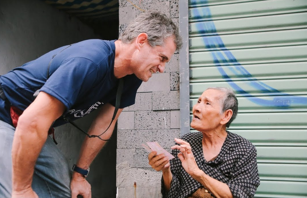 Bất ngờ với cụ bà 84 tuổi bán vé số nói tiếng Anh như gió