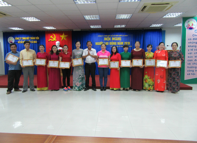 Description: http://www.xosocamau.com/Upload/image/Hoat_Dong_Cong_Ty/KY_NIEM_128NAM_2018/Ca_nhan_dat_thanh_tich(1).jpg