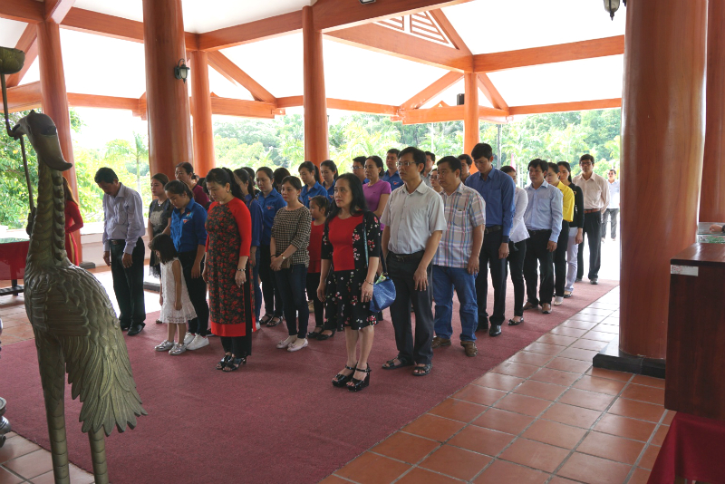 Description: http://www.xosocamau.com/Upload/image/Hoat_Dong_Cong_Ty/KY_NIEM_128NAM_2018/phut_mat_niem.jpg