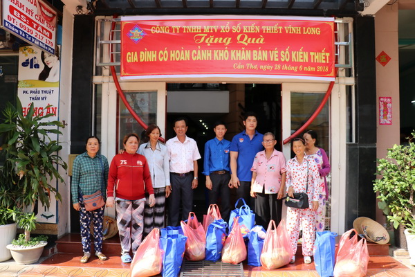 CTY XSKT Vĩnh Long: Tặng quà cho các gia đình có hoàn cảnh khó khăn bán vé số kiến thiết tại Cần Thơ và Ô Môn