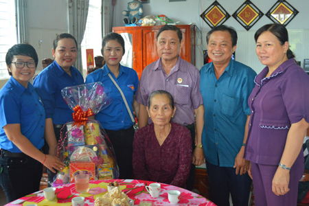 Tặng 40 phần quà cho gia đình chính sách