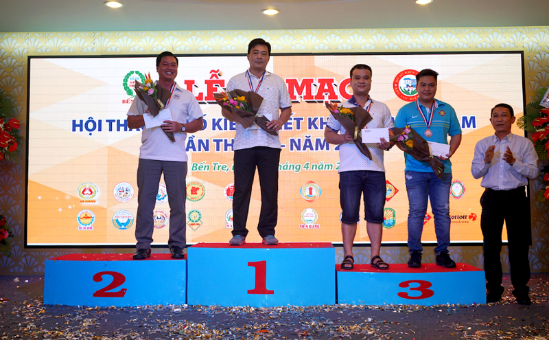 Description: http://www.xosocamau.com/Upload/image/Hoat_Dong_Cong_Ty/HOI_Thao_lan_7/Giai_nhat_day_gay.jpg