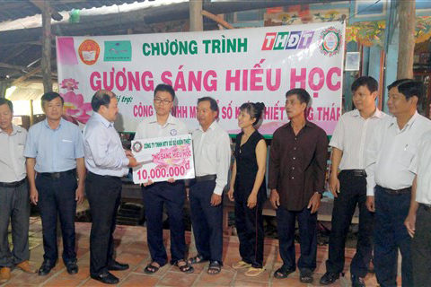 Công ty XSKT Đồng Tháp: Trao học bổng khuyến tài