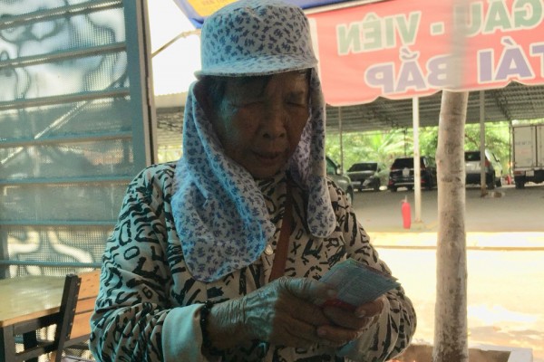 Trẻ lại nhờ đi bán… vé số