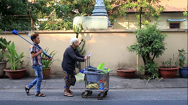 Cụ bà 75 tuổi bán vé số nuôi cháu khuyết tật