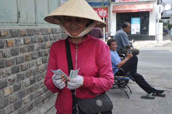 Những người phụ nữ thích... bán vé số
