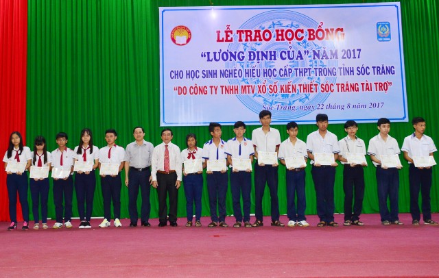 Xổ số kiến thiết Sóc Trăng đồng hành với học sinh nghèo vượt khó