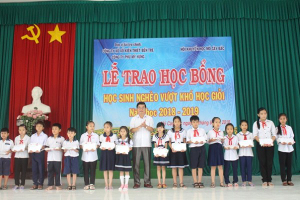 TRAO HƠN 2000 SUẤT HỌC BỔNG VỚI TỔNG KINH PHÍ 2 TỶ 250 TRIỆU ĐỒNG CHO HỌC SINH TRÊN ĐỊA BÀN TỈNH - NĂM HỌC 2018-2019