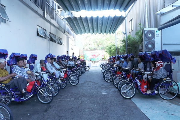 Công ty Xổ số kiến thiết TP.HCM:  Trao xe lắc tay cho người khuyết tật