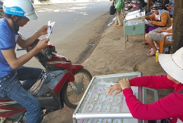 “Vé số… chiều xổ”  nơi phố núi Đà Lạt