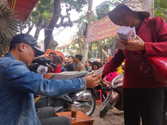 Tết của những người bán vé số dạo