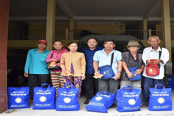 Công ty Xổ số Kiến thiết Đồng Tháp: Trao quà Tết Nguyên Đán Kỷ Hợi 2019 cho người bán vé số nghèo