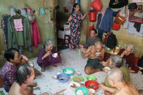 Xóm vé số lại tất bật sau Tết