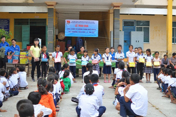 Chi đoàn Công ty TNHH MTV Xổ số kiến thiết An Giang phối hợp cùng Chi đoàn phòng Cảnh sát kinh tế – Công an An Giang tổ chức thăm và trao quà cho các em học sinh có hoàn cảnh khó khăn của Trường tiểu học “A” An Tức, kết hợp du khảo về nguồn tại Khu d