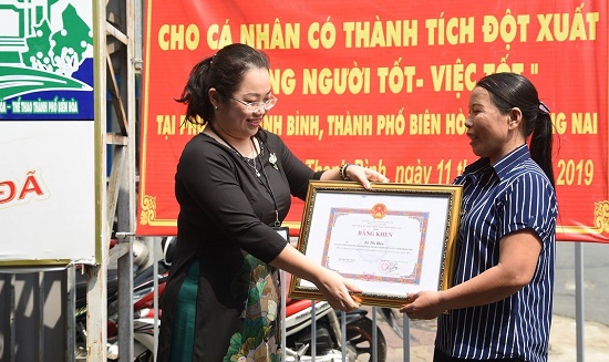 Trao tặng bằng khen cho người phụ nữ bán vé số có hành động đẹp