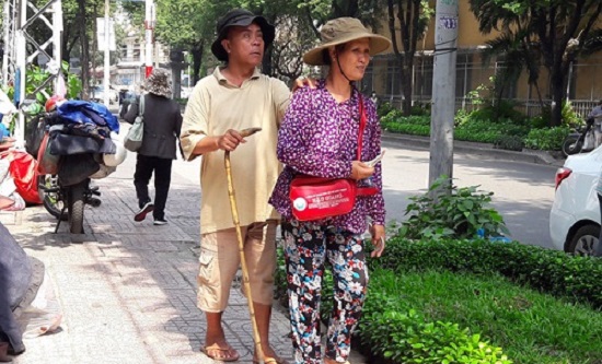 Theo chân người khiếm thị mưu sinh bằng nghề bán vé số dạo