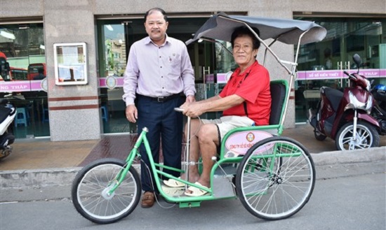 Đồng Tháp: Trao tặng xe lắc cho người khuyết tật bán vé số dạo