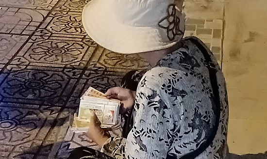 Theo chân người già bán vé số dạo ở Sài Gòn