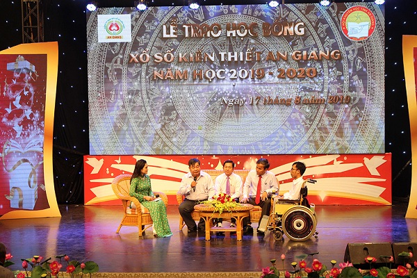 Công ty XSKT An Giang: Trao học bổng  