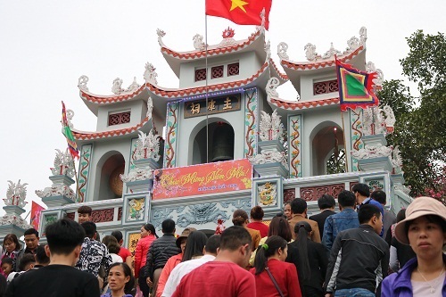 Bí ẩn chuyện “vay tiền – trả lễ” ở đền Bà Chúa Kho.