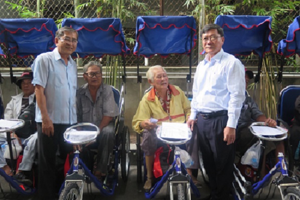 Công ty TNHH MTV XSKT Thành phố Hồ Chí Minh: Trao tặng 200 xe lắc tay cho người khuyết tật bán vé số năm 2019