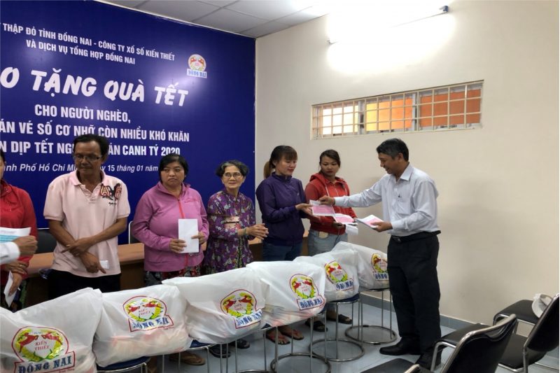 Công ty TNHH MTV Xổ Số Kiến Thiết và DVTH Đồng Nai tặng quà Tết cho người có công và người nghèo