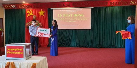 Công ty TNHH MTV Xổ số kiến thiết và Dịch vụ tổng hợp Bình Phước ủng hộ 500 triệu đồng phòng chống dịch COVID – 19 và hạn hán, xâm nhập mặn