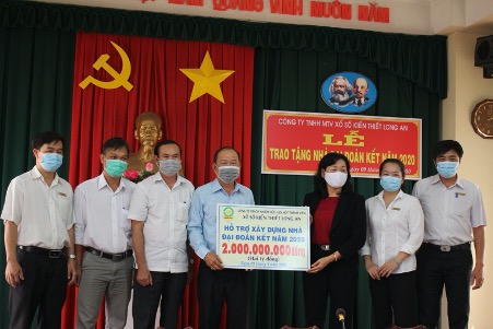 Công ty TNHH MTV Xổ số kiến thiết Long An trao tặng nhà Đại đoàn kết