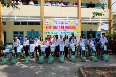 A group of people standing in front of a crowdDescription automatically generated