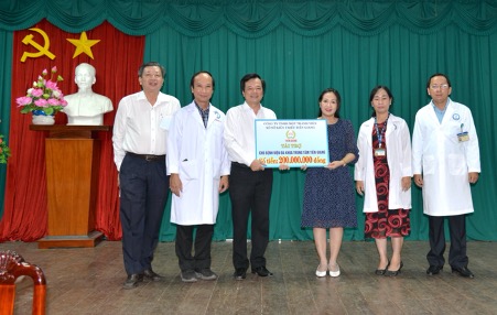 A group of people posing for the cameraDescription automatically generated