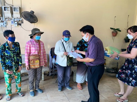 A group of people standing in a roomDescription automatically generated