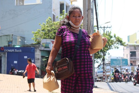 Người mẹ nghèo 20 năm bán vé số nuôi đứa con tật nguyền