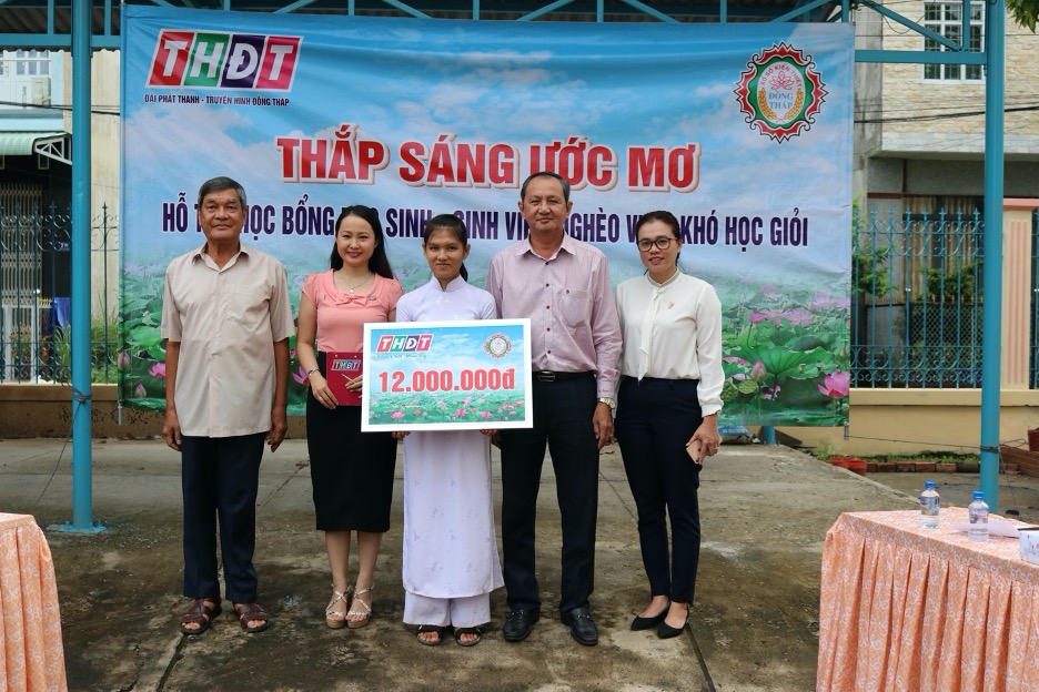 Công ty Xổ số Kiến thiết Đồng Tháp Trao học bổng “Thắp sáng ước mơ” cho học sinh nghèo vượt khó tại xã Mỹ Trà, TP Cao Lãnh
