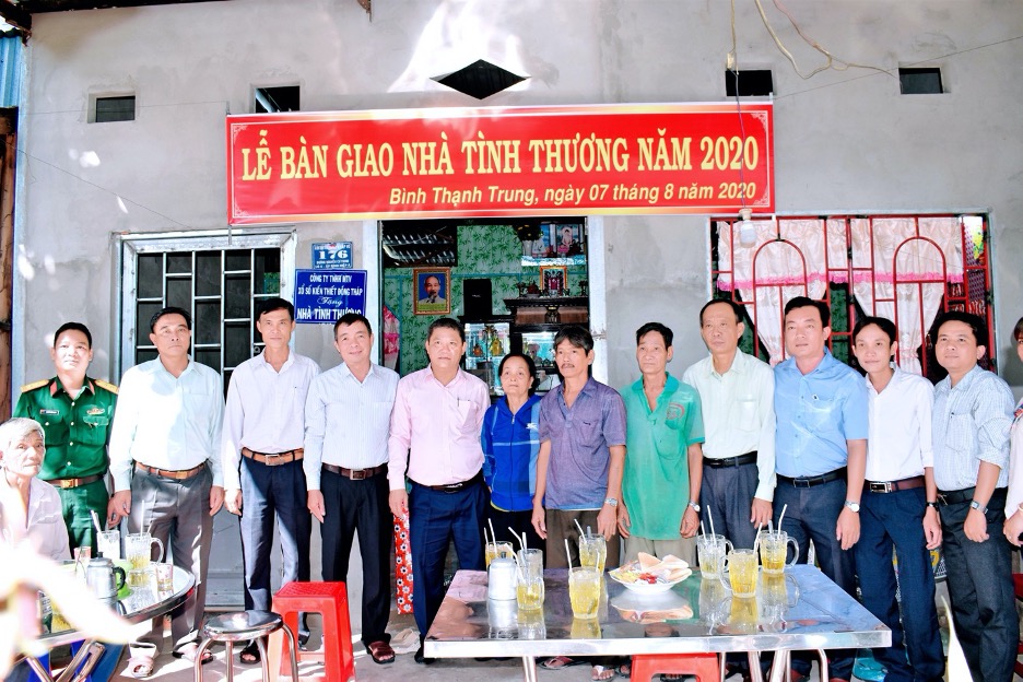 Công ty TNHH MTV Xổ số Kiến thiết Đồng Tháp trao tặng nhà tình thương ở xã Bình Thạnh Trung, huyện Lấp Vò