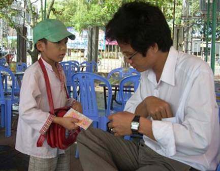 Ước mơ nhỏ bé của những cậu bé nghèo bán vé số