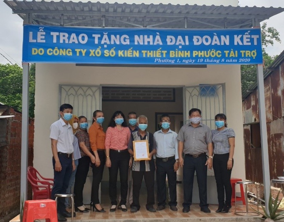 Công ty TNHH MTV Xổ số Kiến thiết và DVTH Bình Phước trao tặng 2 nhà Đại đoàn kết cho hộ nghèo tại tỉnh Tây Ninh