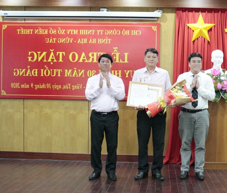 Trao Huy hiệu 30 năm tuổi Đảng cho Phó Giám đốc Công ty TNHH MTV Xổ số Kiến thiết Bà Rịa – Vũng Tàu