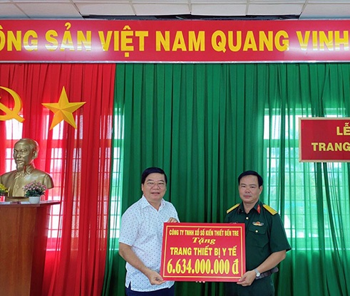 Trao tặng trang thiết bị y tế tại bệnh xá bộ chỉ huy quân sự tỉnh bến tre, tổng trị giá 6 tỷ 634 triệu đồng.