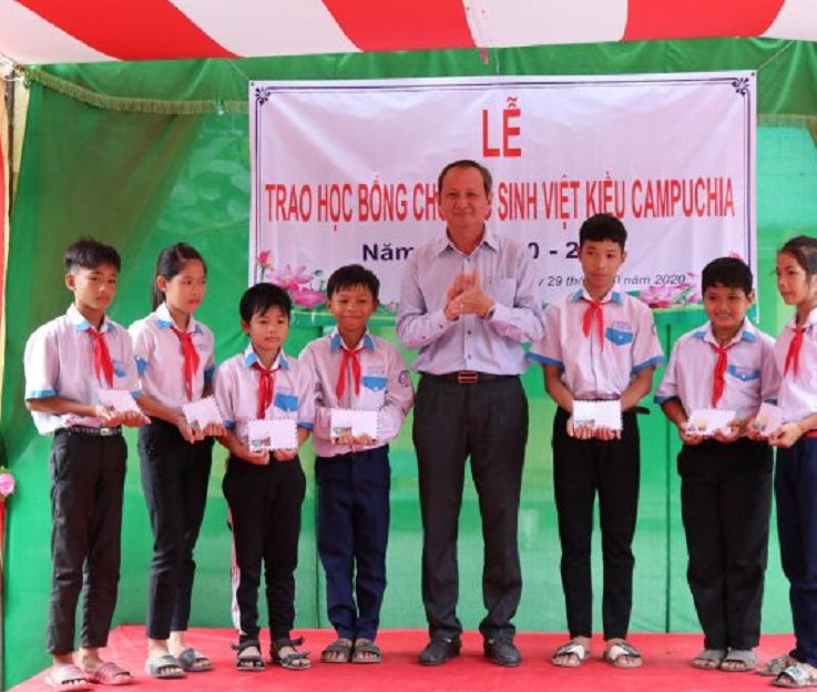 Công ty TNHH MTV Xổ số kiến thiết Đồng Tháp trao học bổng cho học sinh Việt kiều Campuchia năm học 2020-2021