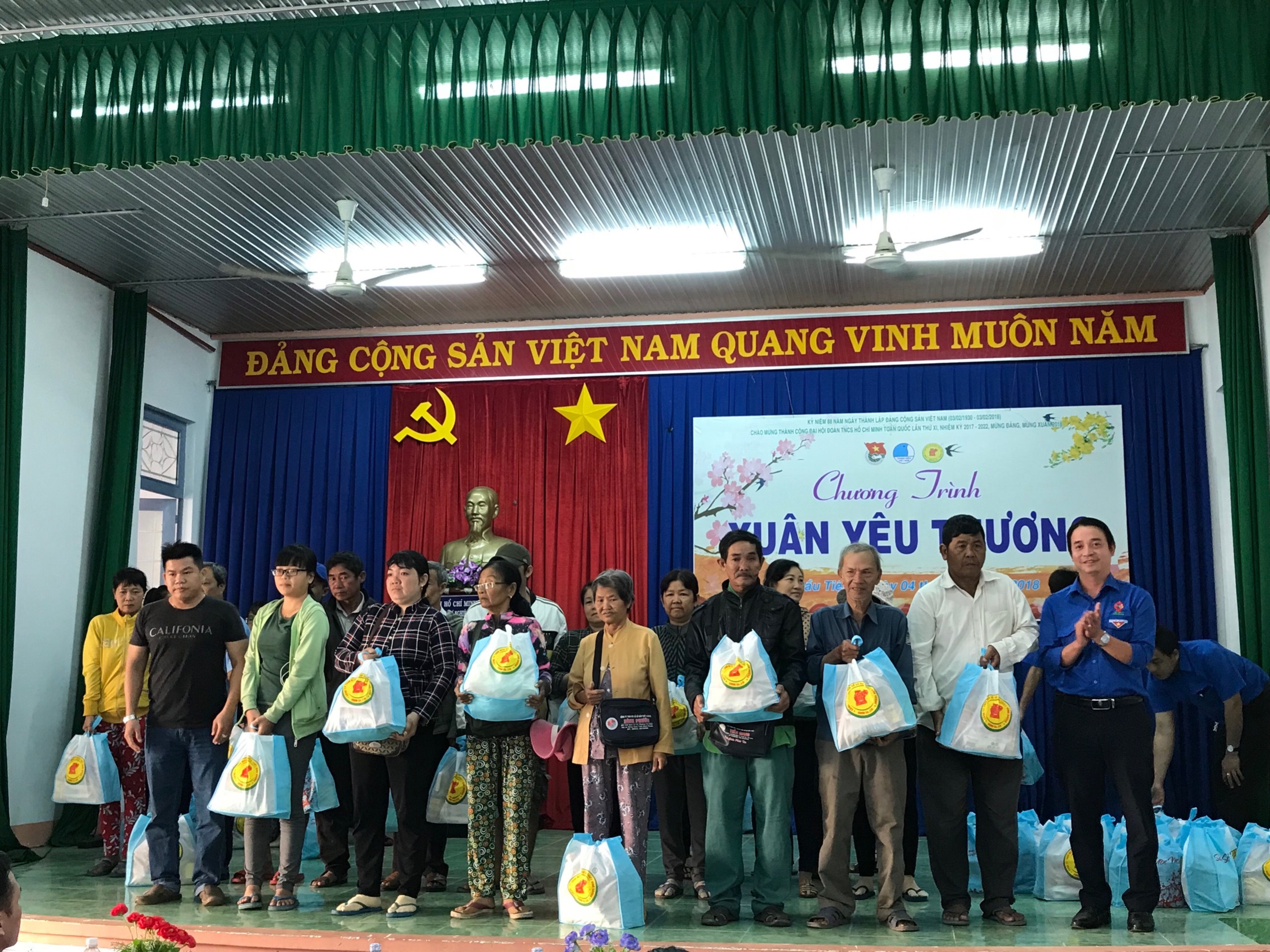 Tập thể Ban Điều hành và CBCNV Công ty TNHH MTV Xổ số Kiến thiết Tỉnh Bình Dương