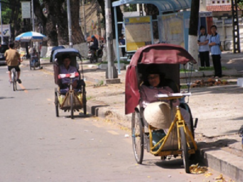 TP. HCM: Nhiều người ngồi xe lăn bán vè số nuôi cả gia đình.