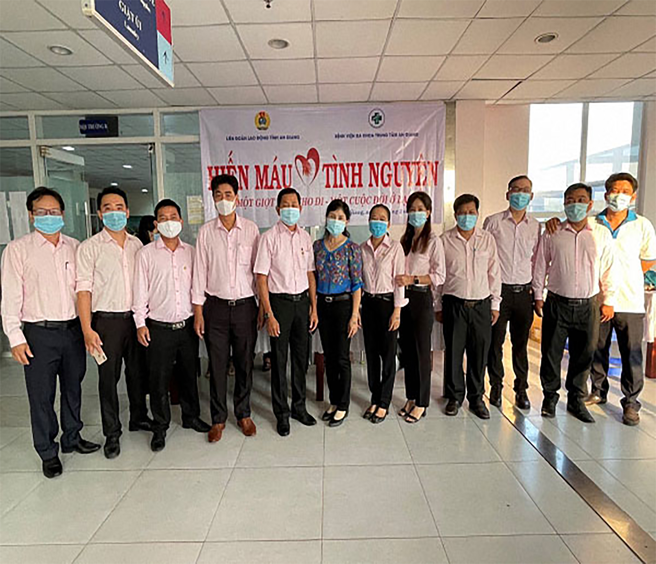 Công đoàn Công ty TNHH MTV Xổ số Kiến thiết An Giang tham gia hiến máu tình nguyện trong bối cảnh dịch bệnh COVID-19
