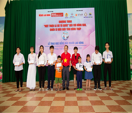 Đồng Tháp: Trao học bổng báo Người Lao Động cho trẻ em vượt khó học giỏi
