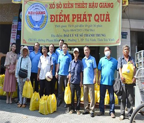 Xổ số kiến thiết Hậu Giang trao quà cho người bán vé số tại Trà Vinh