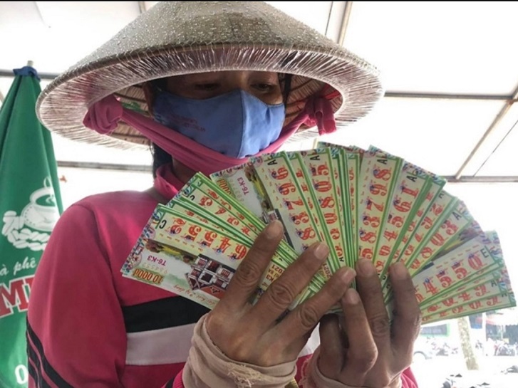 Mong ngày phát hành vé số trở lại để tiếp tục cuộc mưu sinh