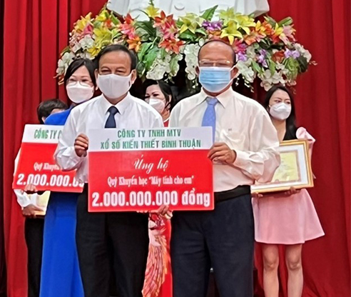 Công ty TNHH MTV Xổ số kiến thiết Bình Thuận trao tặng 2 tỷ đồng cho Quỹ Khuyến học “Máy tính cho em”