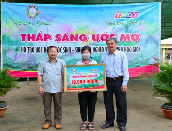 Công ty TNHH MTV Xổ số Kiến thiết Đồng Tháp trao học bổng “Thắp sáng ước mơ” cho học sinh vượt khó huyện Châu Thành