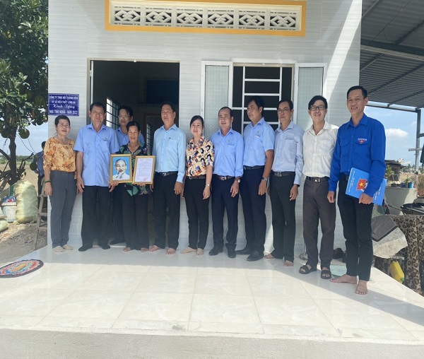 Công ty Xổ số kiến thiết Long An trao tặng nhà cho đối tượng chính sách và người nghèo