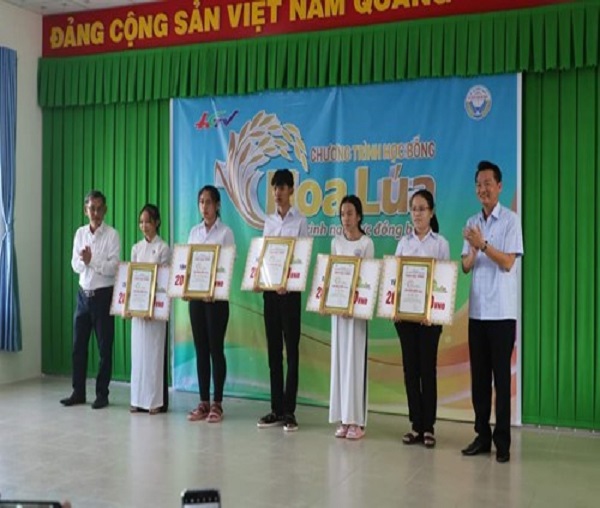 Công ty Xổ số kiến thiết Hậu Giang: Trao Học bổng Hoa lúa cho học sinh nghèo vượt khó