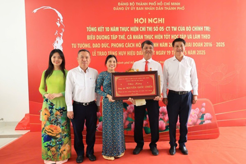 Đồng chí Nguyễn Quốc Chiến nhận huy hiệu 30 năm tuổi Đảng